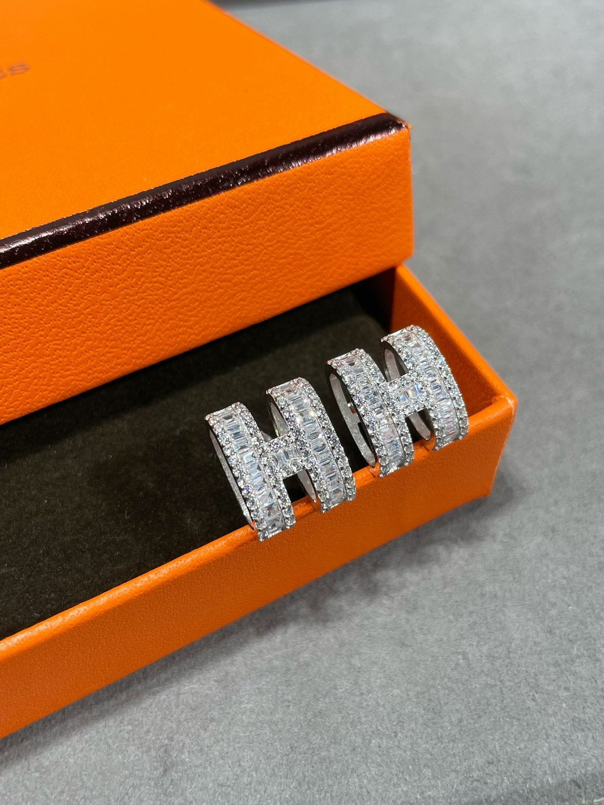 [⭐Hyrra Jewelry]H STUD EARRINGS WITH SILVER DIAMONDS