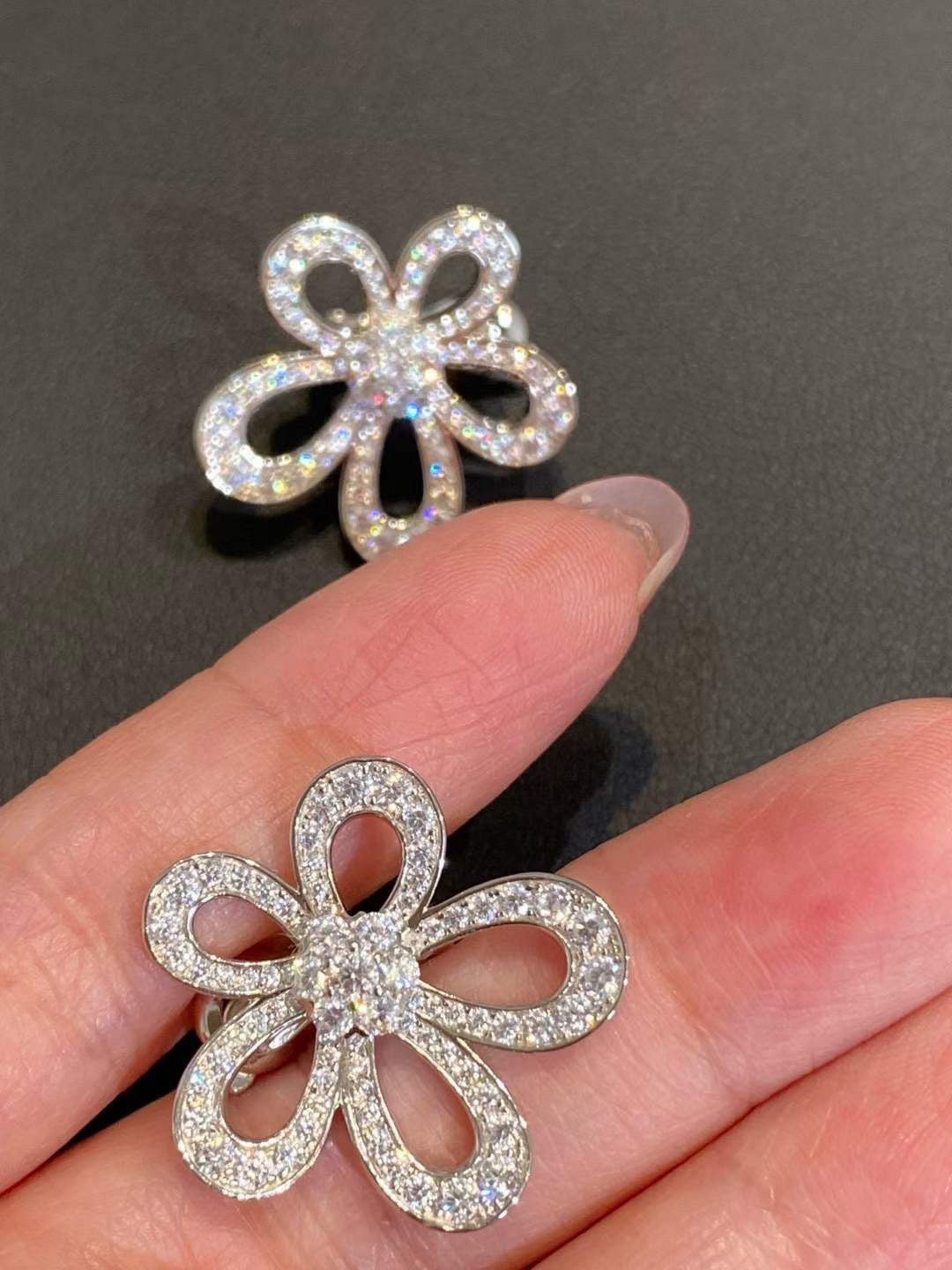 [⭐Hyrra Jewelry]FLOWERLACE EARRINGS FULL DIAMONDS