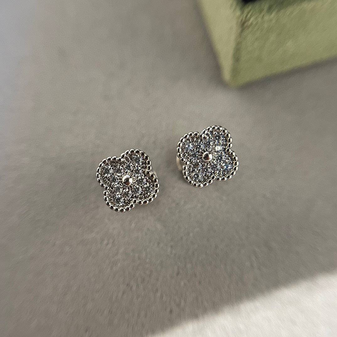[⭐Hyrra Jewelry]CLOVER MINI DIAMOND STUD EARRINGS